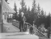 Bjørnstjerne Bjørnson på besøk hos svigersønnen Sigurd Ibsen i «Villa Høva», Jegerveien 2 på Slemdal. Foto: Narve Skarpmoen (1905-1907).