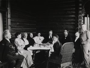 Bjørnstjerne Bjørnson med familie og venner på verandaen til Frits Hansen, Kornhaug, juli 1896 - no-nb digifoto 20160609 00117 bldsa BB1460.jpg