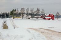 Vestre Molle gård ligger rett på sørsiden av E18. Foto: Leif-Harald Ruud (2022)
