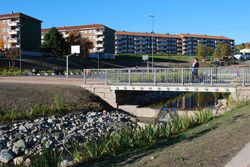 Hovinbekken gjennom Bjerkedalen park. Foto: Helge Høifødt (2013).