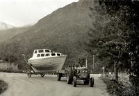 Båtdraging med traktor tidleg på 1970-talet.
