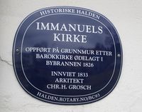 Blå plakett på Immanuels kirke. Foto: Stig Rune Pedersen (2013).