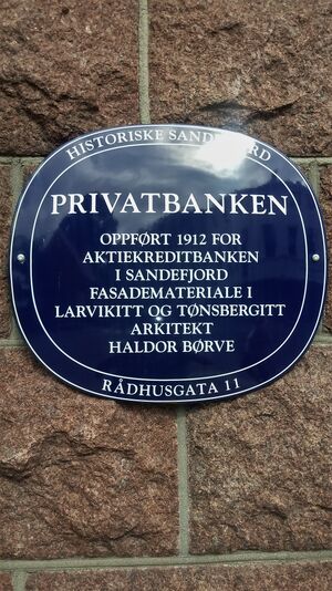 Blå plakett Sandefjords Aktiekreditbank.jpg