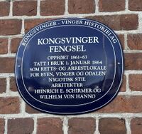 Blått skilt på Kongsvinger fengsel.