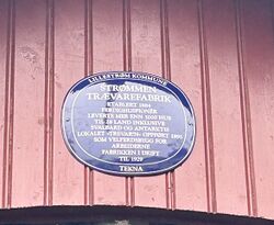 Blått skilt montert på veggen.