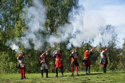 Også ved Blaker Skanse tas det vare på historien - her skyter Blachierske Compagnie en salutt i 2019.