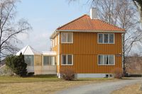 Administrasjonsbygningen, den gamle lærerbygningen. Foto: Chris Nyborg (2014).