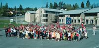 Historisk bilde av elevene ved Blakstad skole i Asker, tatt i forbindelse med øvelse til skolens første 17. maitog i 1998. Foto: Svend Aage Madsen, 1998