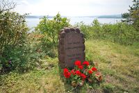 Minnesmerke over to med tilknytning til øya som falt under andre verdenskrig. Foto: Helge Høifødt (2010).