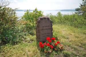 Bleikøya minnesmerke over falne annen verdenskrig.jpg