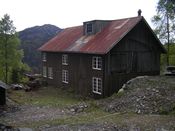 Flere bygninger er restaurert gjennom dugnader i 2007 og 2008. Foto: Anne Brit Flatin Borgen (2008)