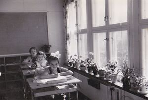 Blomhaug klasserom 1950-åra blomster.jpg