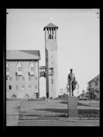 79. Bodø, Statue Hakon VII, rådhuset - no-nb digifoto 20150210 00048 NB MIT FNR 18876.jpg