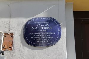 Bogstadveien 37 i Oslo blå plakett Oscar Mathisen.JPG