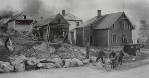 Bombet hus i Harstad 1940.JPG