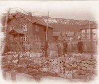 Bondalsbua (Nedre Lauvstad) til venstre og Bygdheim til høgre. Nærast fotografen, altså på denne sida av vegen, held gråsteinsmurarar på å lage til ein grunnmur som kan vere den til Fredheim. Årstal ukjent, men fotograf Olav S. Nylid