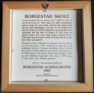 Historien til Borgestad skole funnet på baksiden av porselsensplatte utgitt av Borgestad gospelgruppe i 1987.