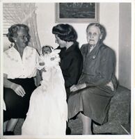 Bostrøm familien i fire generasjoner: Fra venstre Gerda Bostrøm (1898-1992, John-Erik Bostrøm Karlsen (1956- ), Grete Bostrøm Karlsen (1934- ) og Petra Andresen fra Hamar (xxxx-xxxx).