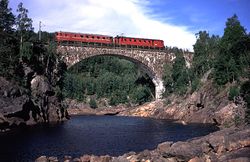 Boylefoss bru med kryssende tog. Ukjent/Eisenbahnfotos