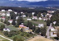Bråtabakken og Brenna. Foto: Widerøe Flyfoto (1961).