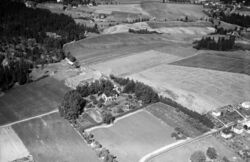 Bråte gård sett fra sør. Hella og Gamle Skjetten lenger bak. 1949.