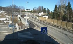 Bråtebrua med Bråte gård i bakgrunnen.