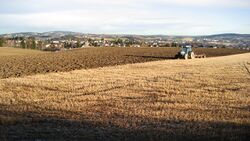 Bråtejordet pløyes for siste gang 04.11.2010.