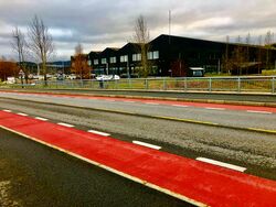 Bråtejordet skole sett fra brua. 2023.