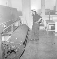 Fra fabrikkhallen. Foto: Dagbladet/Norsk Teknisk Museum (oktober 1958).