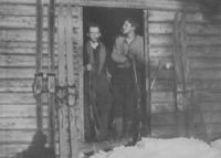 Anders Fåsen og Olaf Simensen ved den gamle brøtningshytta ved Dørja.