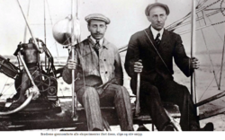 Orville og Wilbur Wright var sykkelmekanikere. Under flyeksperimentene var de alltid vel antrukket med dress og slips. Hadde de den minste tanke for hvilken æra de skulle komme til å innlede?