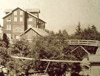 Bråte mølle ble i 1884 kjøpt av Strømmen Trævarefabrik. Her med lav bru over Sagelva.