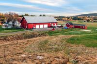 Søndre Brådal. Gjerdrum Golfklubb har både klubbhus og proshop i låven. Foto: Leif-Harald Ruud (2016)