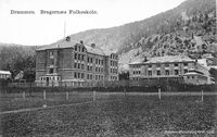 Bragernes folkeskole på postkort fra 1912. Foto: Røyken historielag
