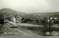 Brandbu stasjon med Brandbukampen 1930. PF postkort/Jernbanemuseet