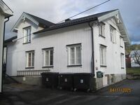 Breifonn sett frå Skippergata, ein del om- og påbygd etter flyttinga i 1905. Olstad i bakgrunnen. Foto Olav Momrak- Haugan 2025