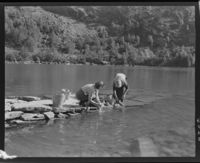 Klesvask i Breimsvatnet, Gloppen, Sogn og Fjordane. Mellom 1948 og 1949.
