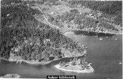 Breivikbukta hvor båtforeningen i dag har sitt anlegg. Kuholmen i forgrunnen. Foto: Ukjent / Asker bibliotek (1953).