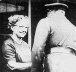 Astrid Brinck ønsker Kong Olav velkommen til Bæreia krigsinvalidehjem i Kongsvinger.