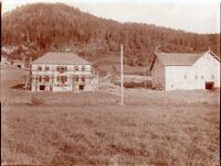 Brokke i Hegglandsgrend under bygging. Moderne mønsterbruk bygningsmessig med arkitekt Fred Barth. Uthuset brann 2022. Fotograf Olav S. Nylid og årstal truleg 1918.