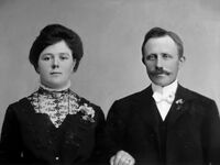 Inger og Torkel giftet seg i 1910. Visittkortbilde. Fotograf: Johan Tobiassen Lohne, Flekkefjord, 1910.