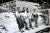 Bruksarbeidere på Østmorksaga rundt 1950: Erling Svandal, Bjarne Norderud, Sigmund Larsen og Alfred Holen. Fotokilde Lørenskog Historielag.