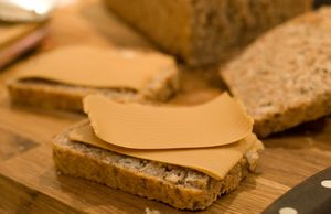 Brunost på hjemmebakt brød 1140857737 c1e8d44b84 o.jpg