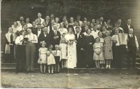 Bryllup i Ungdomshuset 1938. Markvard og Lilly Askeland, saman med generasjonen som bygde Ungdomshuset på dugnad. Frå privat album