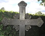 Den første gravlagte på kirkegården var Caroline Sørensdatter Skollerud (1847-62). Dette er angitt på gravminnet hennes. Foto: Stig Rune Pedersen