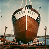 «Bueland» står på Låvøy slipp i Solund, ca 8 nautiske mil frå Bulandet. Her er båten på den første puss etter han var kjøpt, og det nye fiskerimerke er måla på rekka.