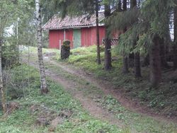 Hytta sett fra innkjørselen.