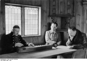 Bundesarchiv Bild 101I-091-0168-08A, Norwegen, Heinrich Himmler und Musiker in Holzhaus.jpg