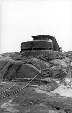 Bundesarchiv Bild 101I-113-0003-15, Nordeuropa, Küstenbatterie, Bunker.jpg