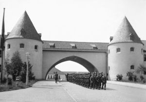 Bundesarchiv Bild 101III-Toelz-5228-08, Bad Tölz, SS-Junkerschule.jpg